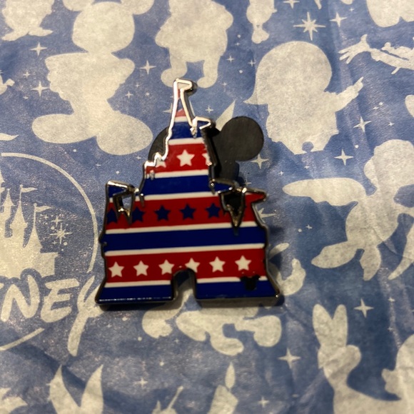 Disney rare patriotic castle 🏰 4th of July pin 📍 - Picture 1 of 4